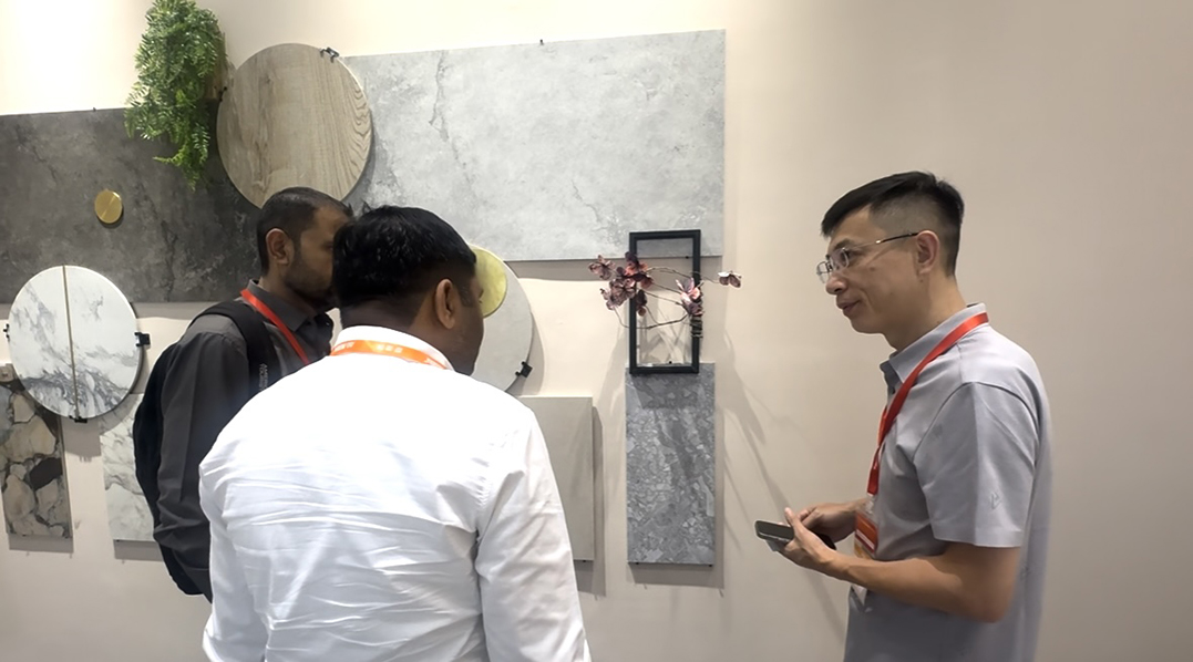 1755758523348747.jpg 总经理与客户交流.jpg