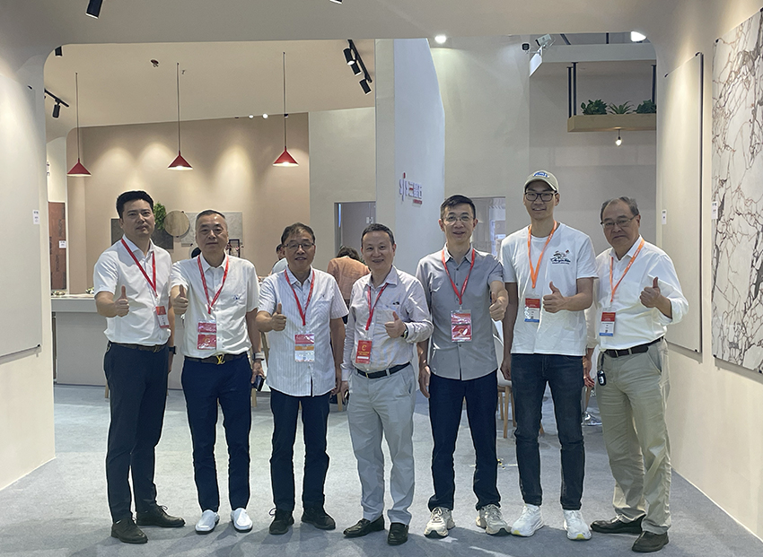 1755759346905924.jpg 罗会长,胡博士一行拍照留念.jpg