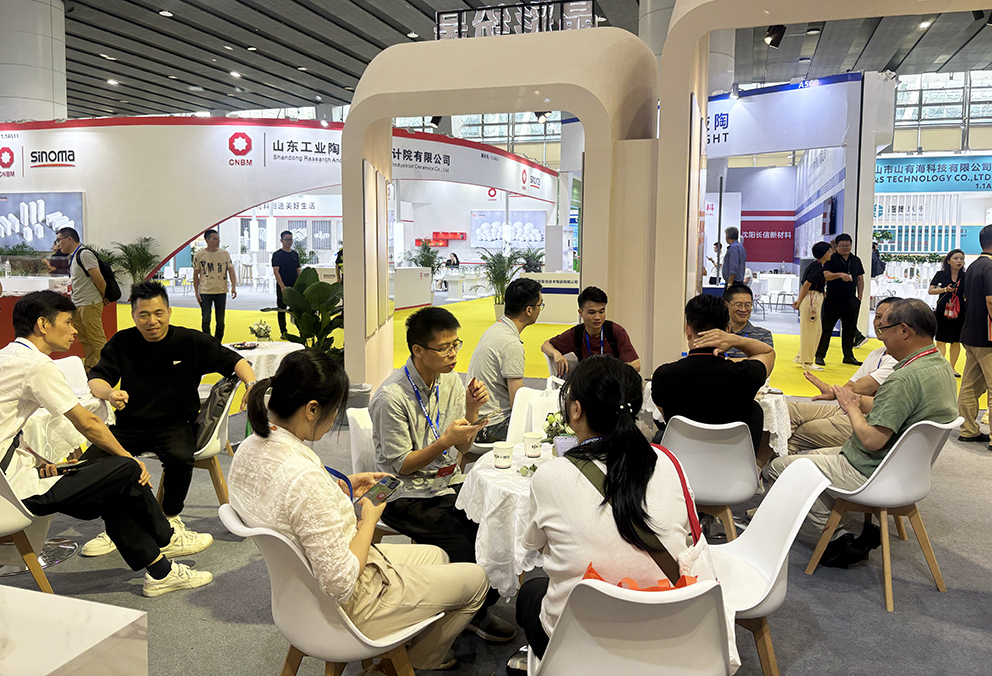 1755759525630836.jpg 人多.jpg